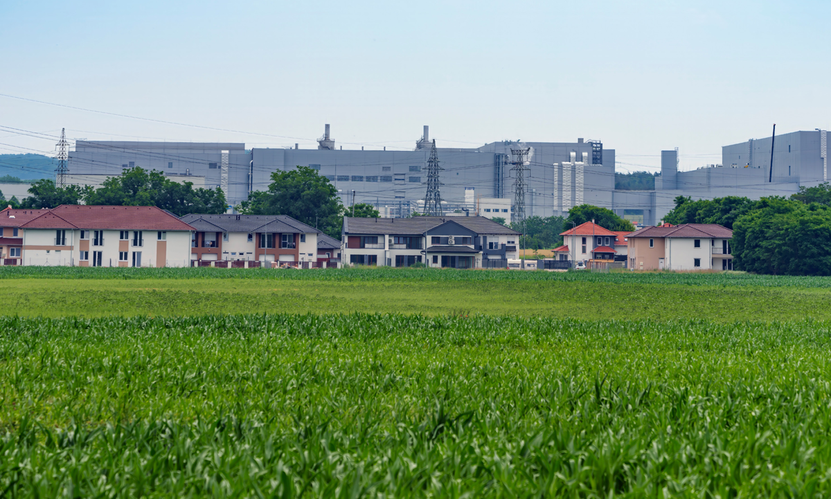 Gigafactory v sousedství: Příklady ze zahraničí ukazují rozporuplné ekonomické dopady